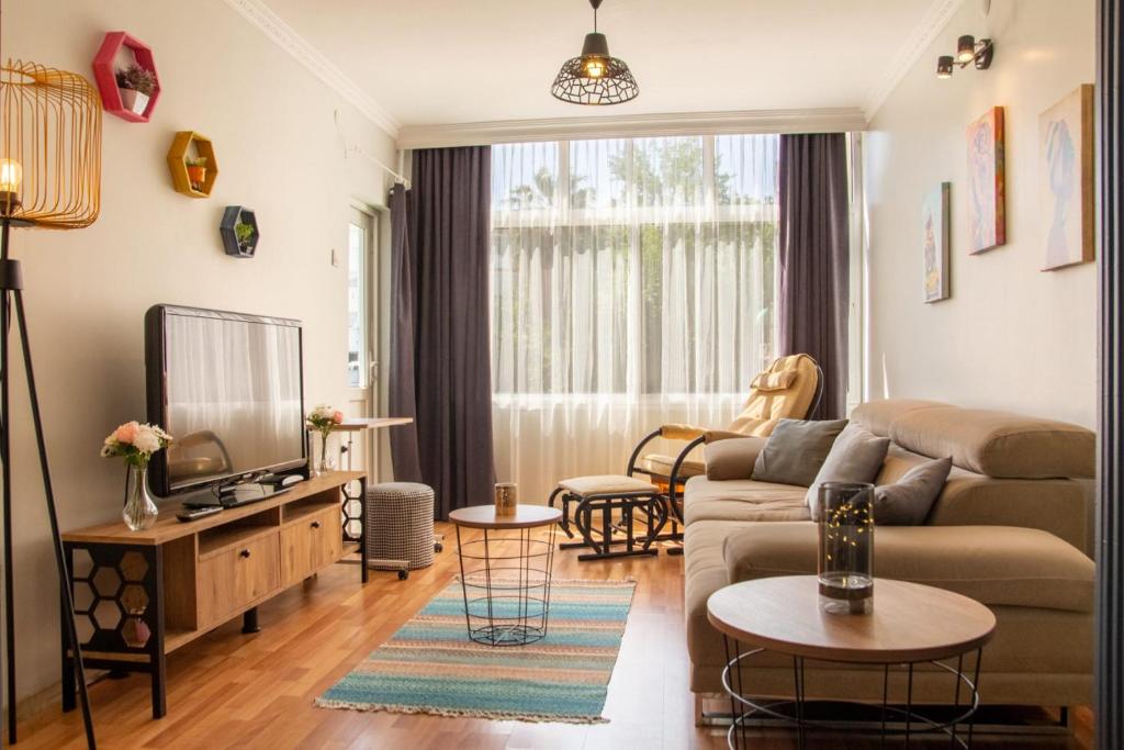 Delightful Flat with Central Location and Balcony in Karsiyaka - Housity