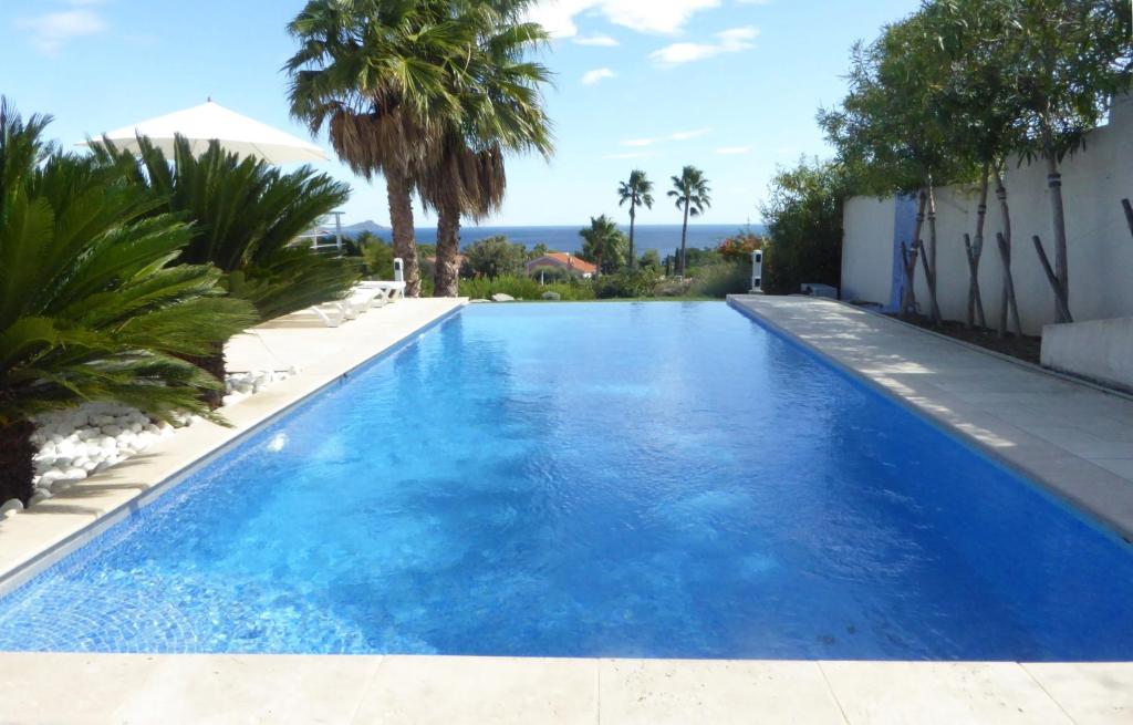 - une piscine dans une villa avec eau bleue dans l'établissement HAGAY 1822, à Fréjus