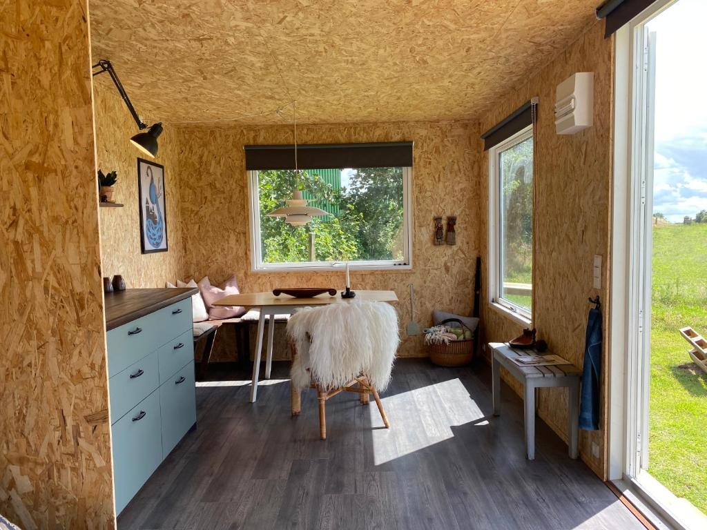 Fotografie z fotogalerie ubytování Cozy Tiny House on a farm v destinaci Skibby