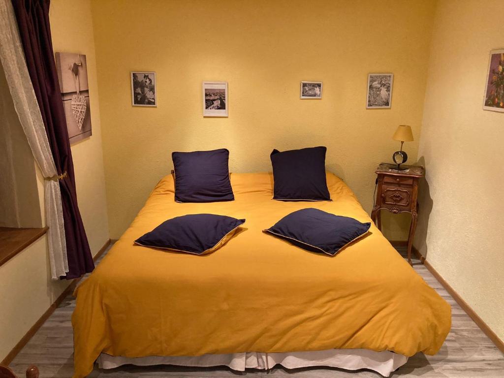 Postel nebo postele na pokoji v ubytování Chambres et table d'hôtes : LES SENTIERS DE LA BREME