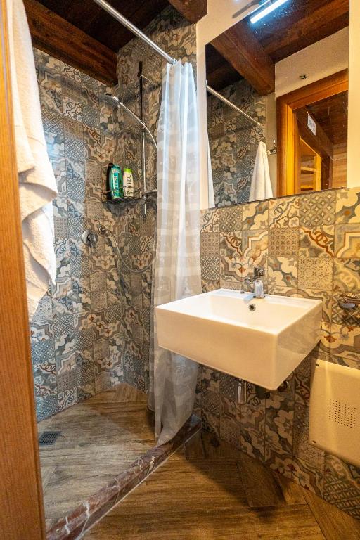 Koupelna v ubytování Guesthouse Véni i Gjyshit