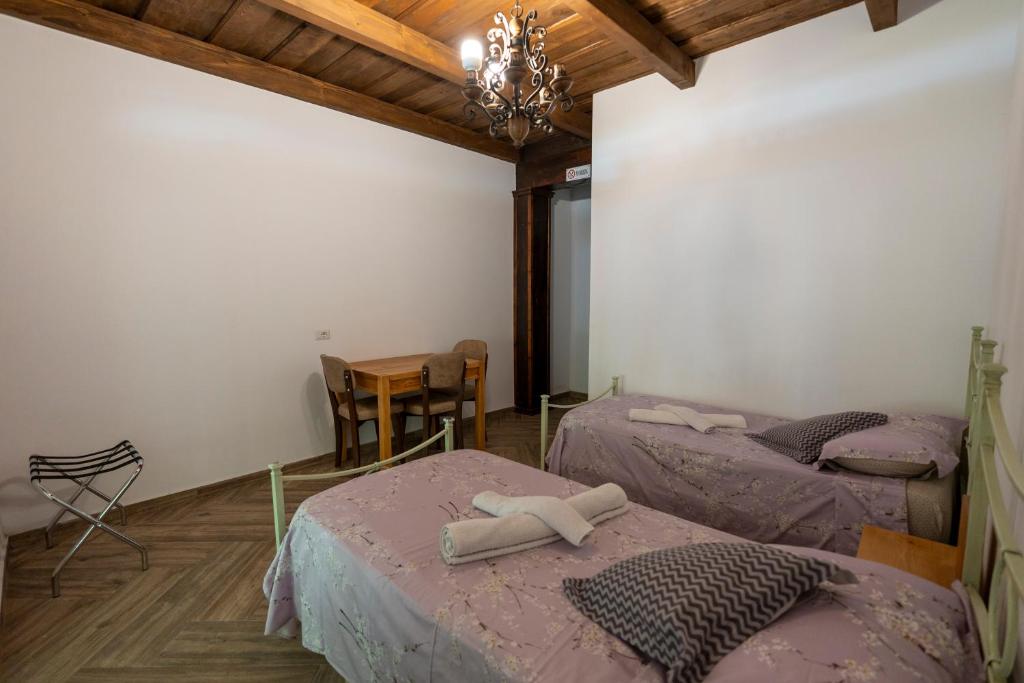 Postel nebo postele na pokoji v ubytování Guesthouse Véni i Gjyshit