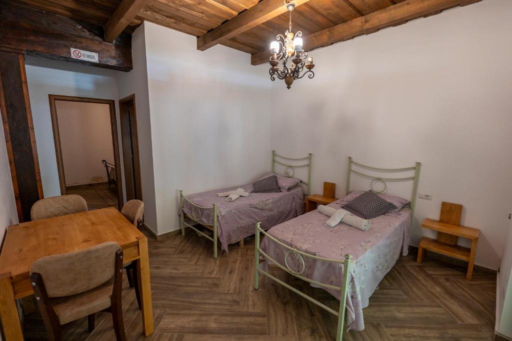 Postel nebo postele na pokoji v ubytování Guesthouse Véni i Gjyshit