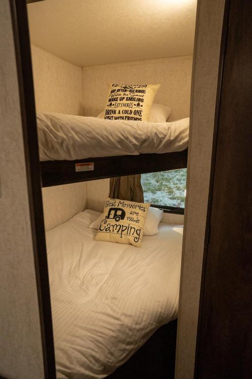 Postel nebo postele na pokoji v ubytování Grotto Getaway