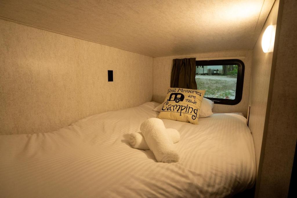 Postel nebo postele na pokoji v ubytování Grotto Getaway