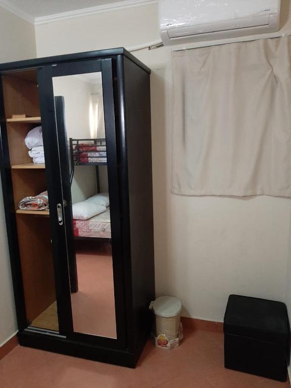 A bed or beds in a room at Porto Residence Chalet, Outside Marina Gate 3, Sahel North Coast For Rent - شاليه بورتورسيدنس بخارج بوابة 3 مارينا الساحل الإيجار