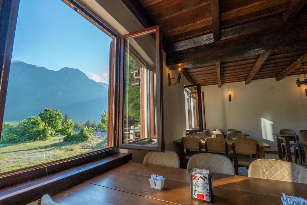 Nespecifikovaný výhled na hory nebo výhled na hory při pohledu z hotelu