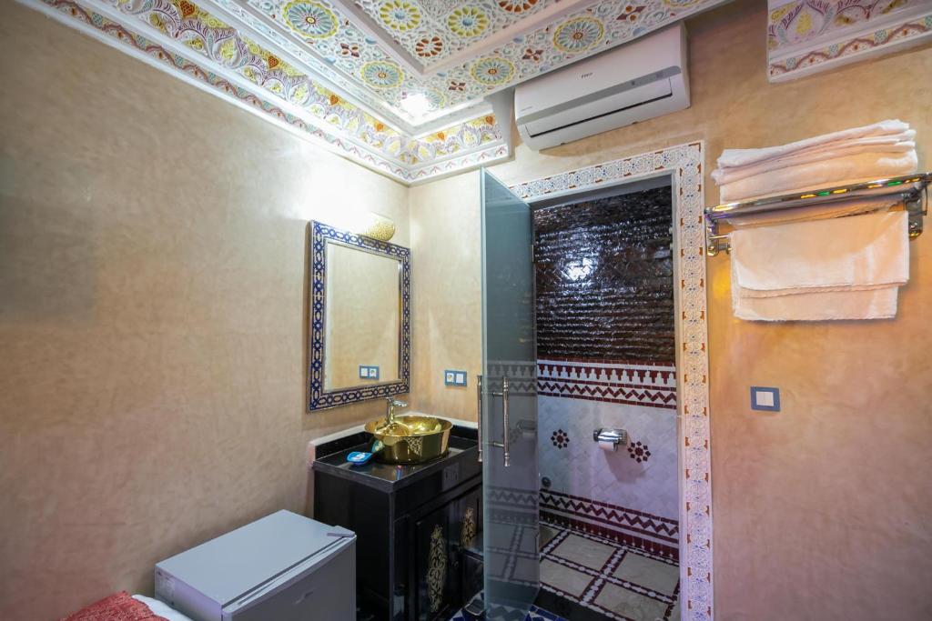 e bagno con servizi igienici e doccia con soffitto. di Hotel & Ryad DALILA a Fes