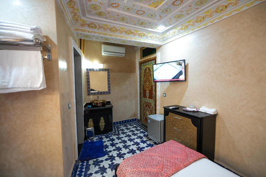 A television and/or entertainment centre at Hotel & Ryad DALILA