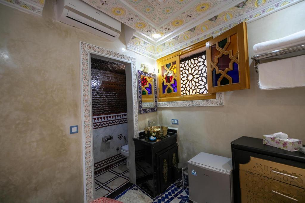 A bathroom at Hotel & Ryad DALILA