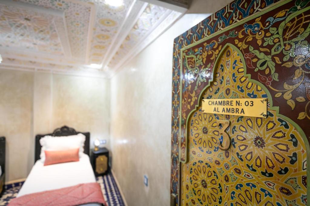 A bed or beds in a room at Hotel & Ryad DALILA