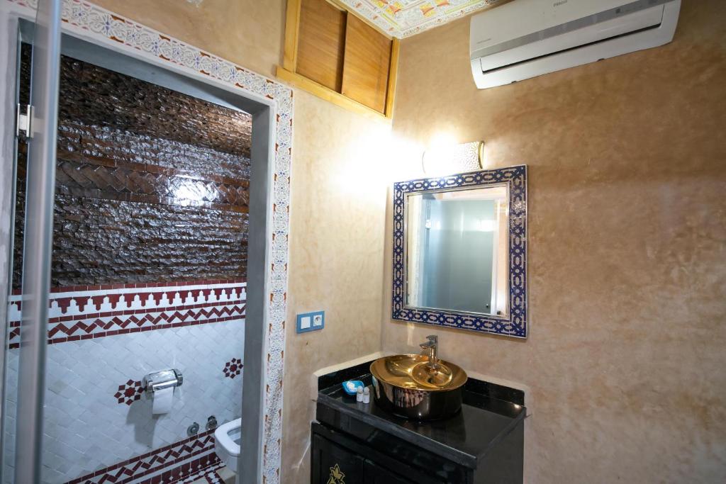 A bathroom at Hotel & Ryad DALILA