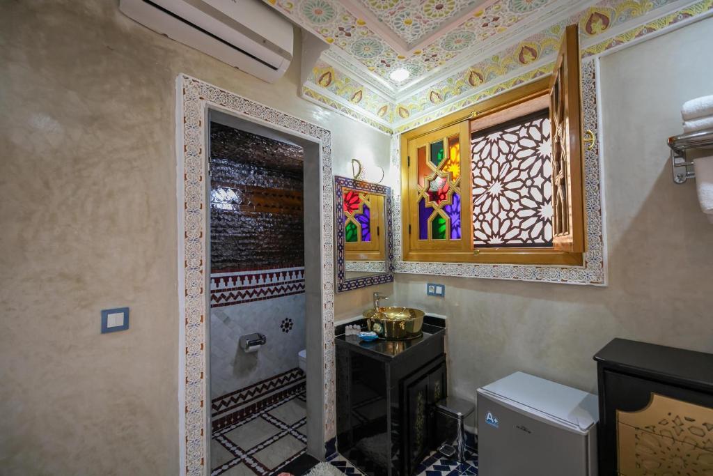 A bathroom at Hotel & Ryad DALILA