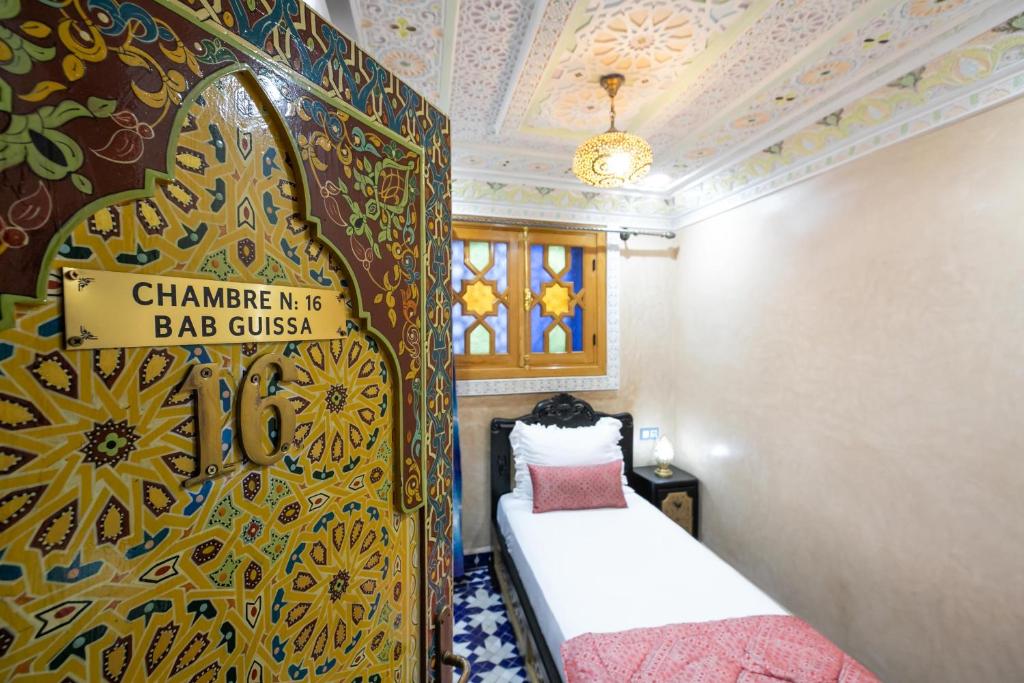 A bed or beds in a room at Hotel & Ryad DALILA
