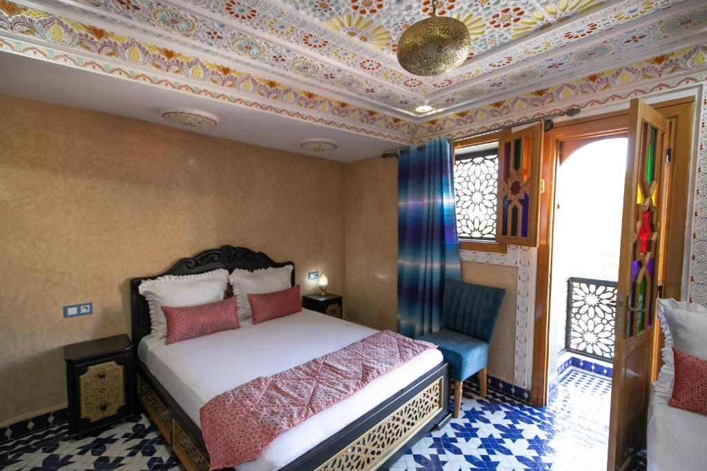 A bed or beds in a room at Hotel & Ryad DALILA