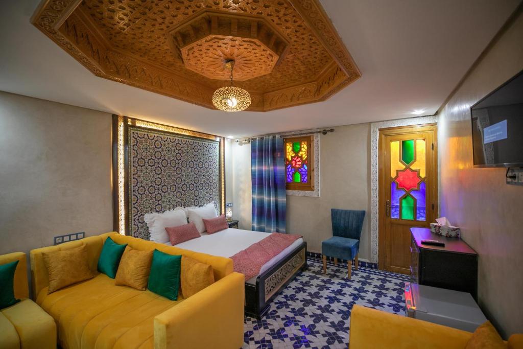 A seating area at Hotel & Ryad DALILA