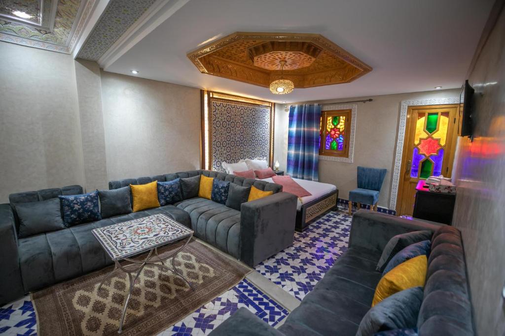 A seating area at Hotel & Ryad DALILA