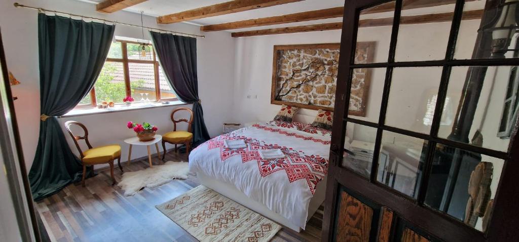 een kleine slaapkamer met een bed en een raam bij CasaGeo Cheile Nerei in Socolari
