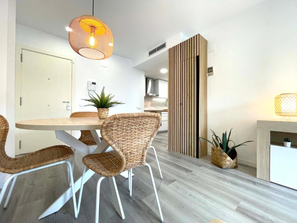 Un comedor con mesa y sillas en LuxuryCambrils Resort&Spa, en Cambrils