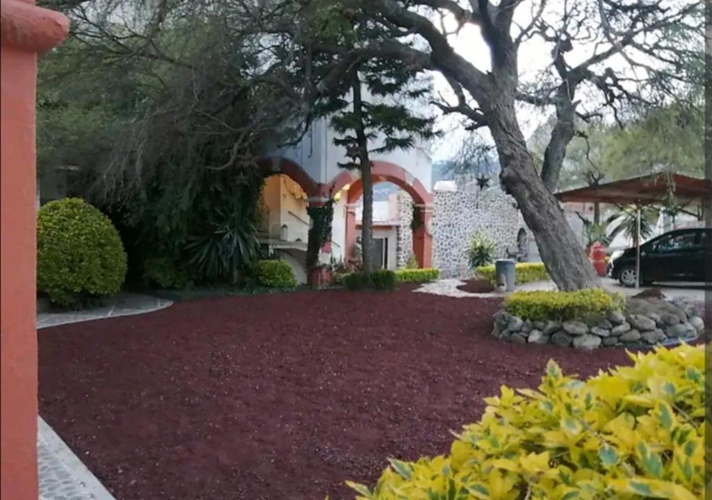 貝納爾的住宿－Villas del Sol，一座房子,有一个大院子,有树