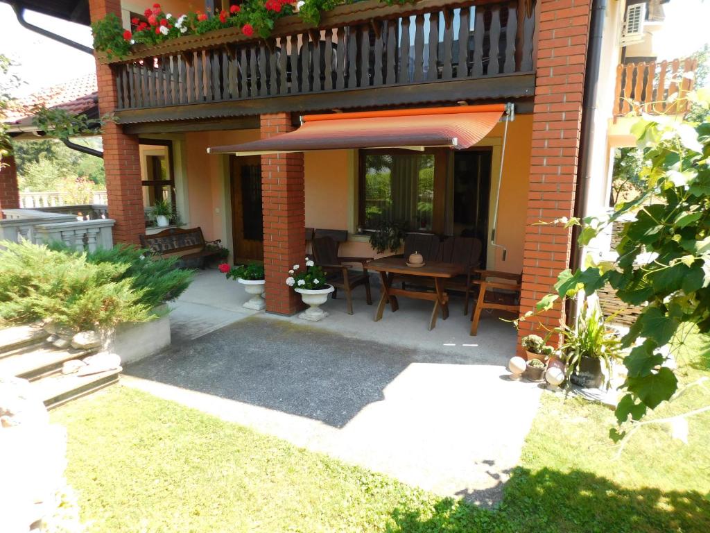 een kleine patio met een tafel en een parasol bij Apartment Branko in Ptuj