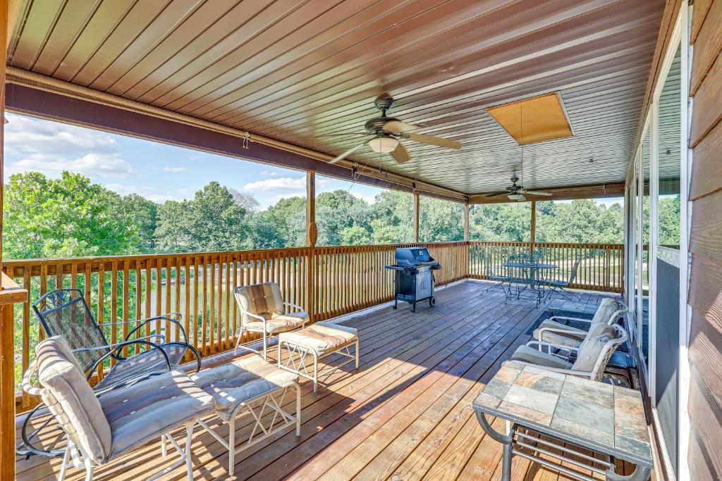 - une terrasse couverte avec des chaises et un barbecue dans l'établissement Magical Pineville Oasis Gas Grill and Scenic Deck!, 