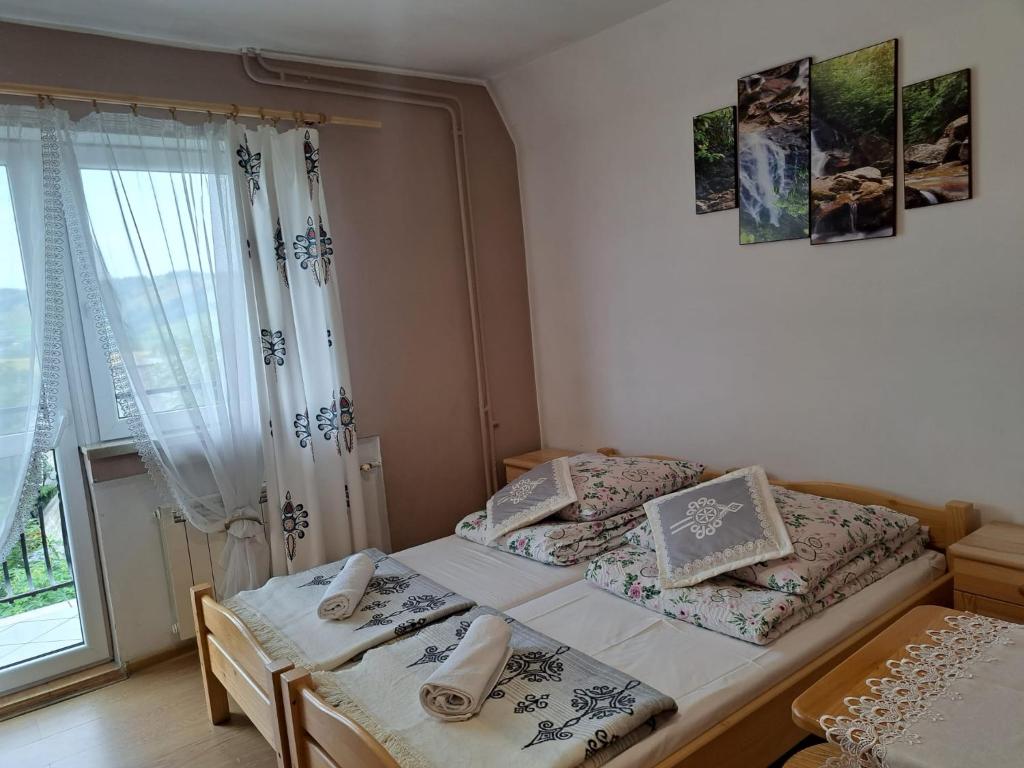 1 dormitorio con 2 camas individuales y ventana en Willa Grzesiczek en Zakopane