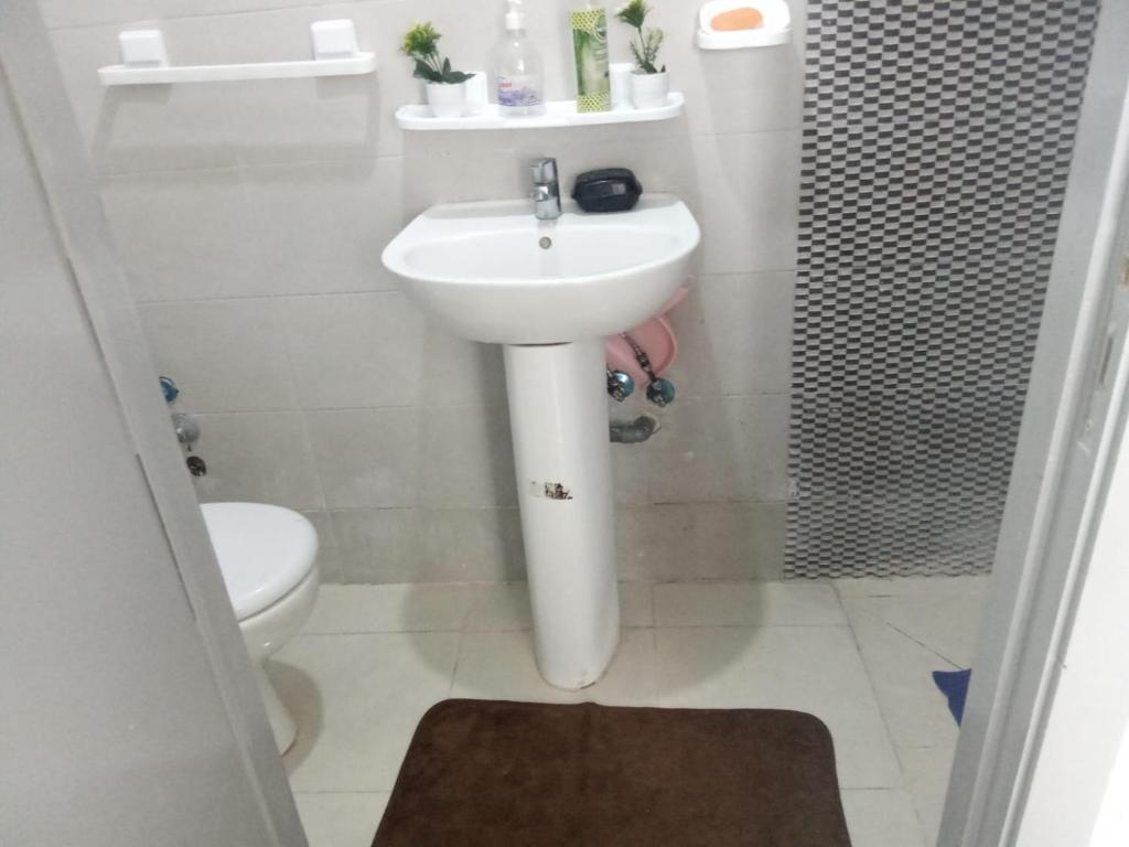 bagno con lavandino e servizi igienici di جنان أزمور بمدينة أزمور a Azemmour