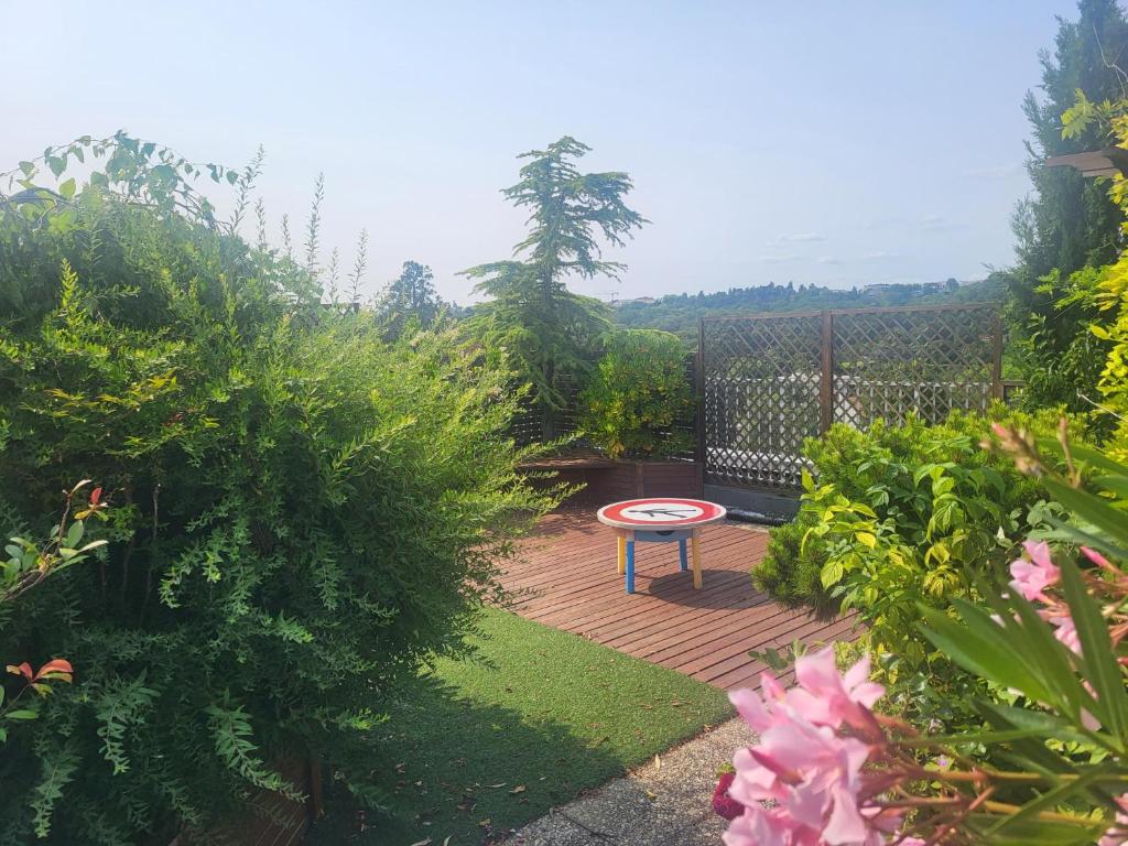 un patio con una mesa en medio de un jardín en Homestay - Large Room in a Spacious Apartment with Stunning Rooftop Terrace en Châtenay-Malabry