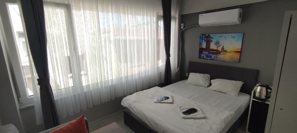 ein kleines Bett in einem Zimmer mit Fenster in der Unterkunft THE LİMA SUİTES KADIKÖY in Istanbul