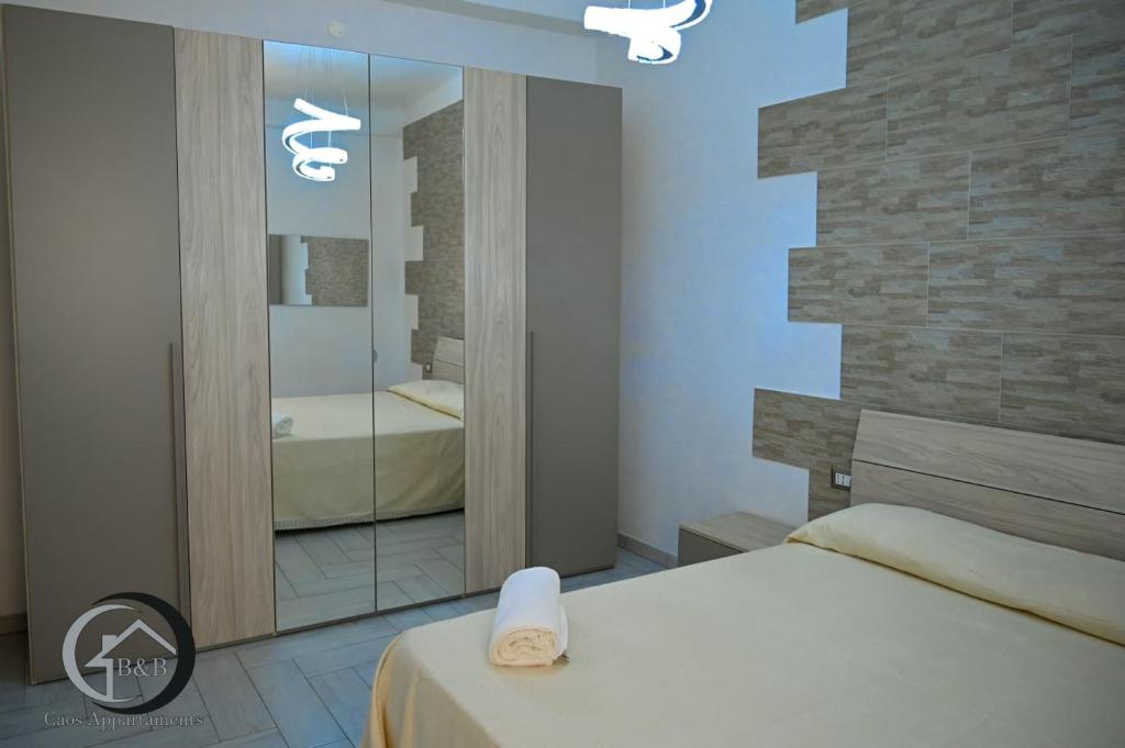 una camera con un letto e un grande specchio di CAOS a Bari