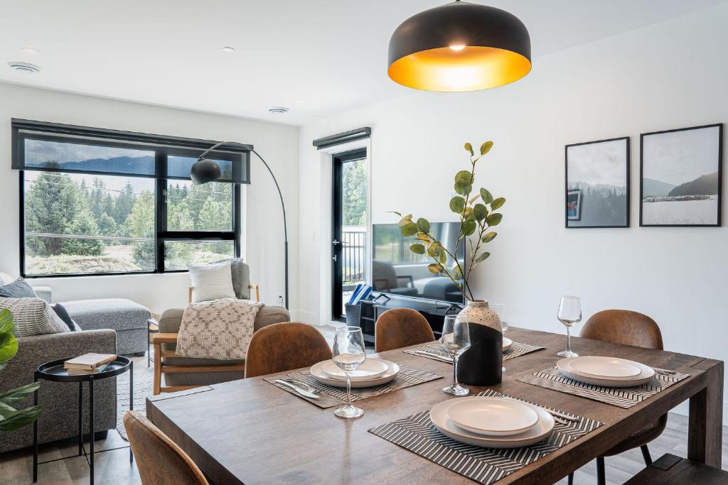 Revy's Peak Condo Great Views in Revelstoke, Revelstoke (updated