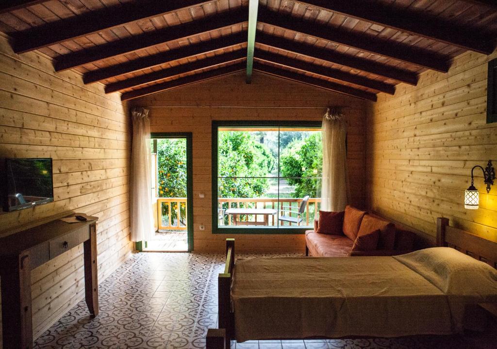 ein Schlafzimmer mit einem Bett und einem großen Fenster in der Unterkunft Ekinoks Hotel - Adults Only in Cıralı