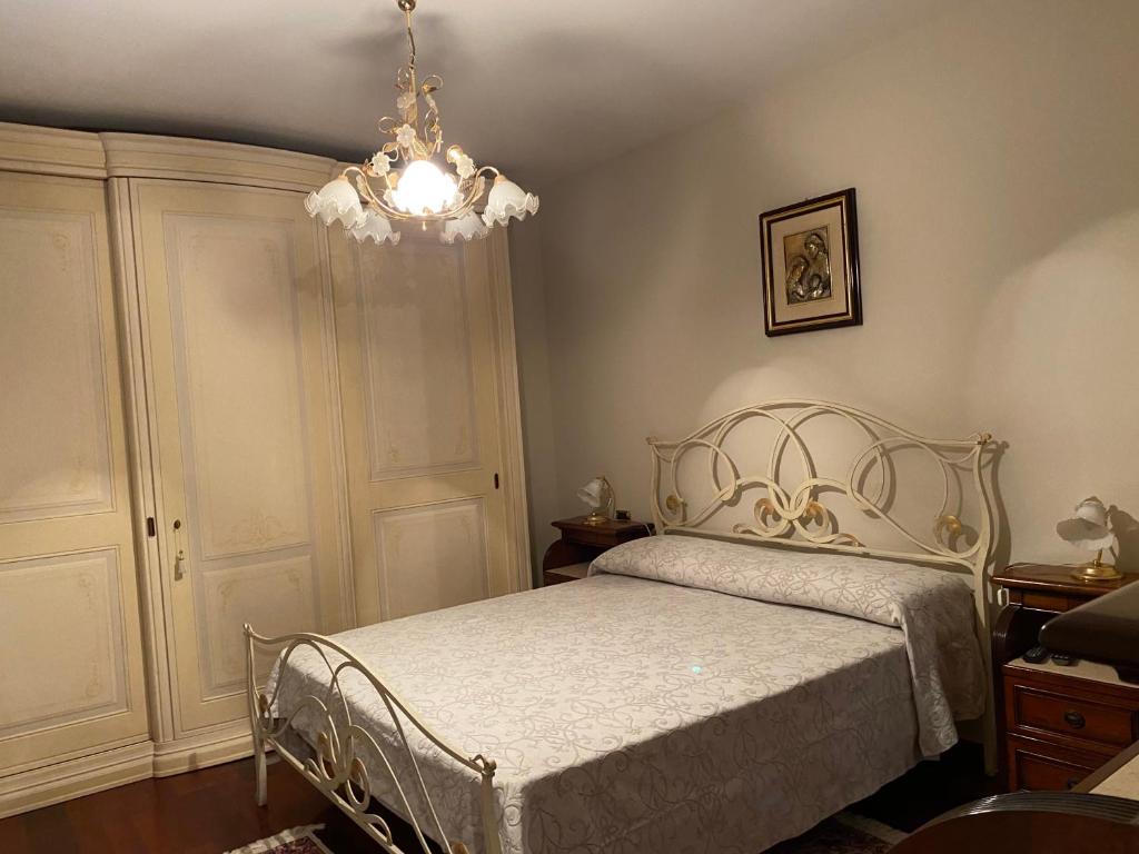 um quarto com uma cama e um lustre em B&B Michela em Baronissi