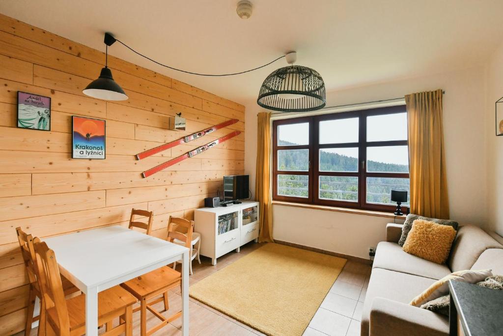 salon ze stołem i kanapą w obiekcie Cihlarka apartment 306 Pec pod Snezkou w mieście Pec pod Snezkou