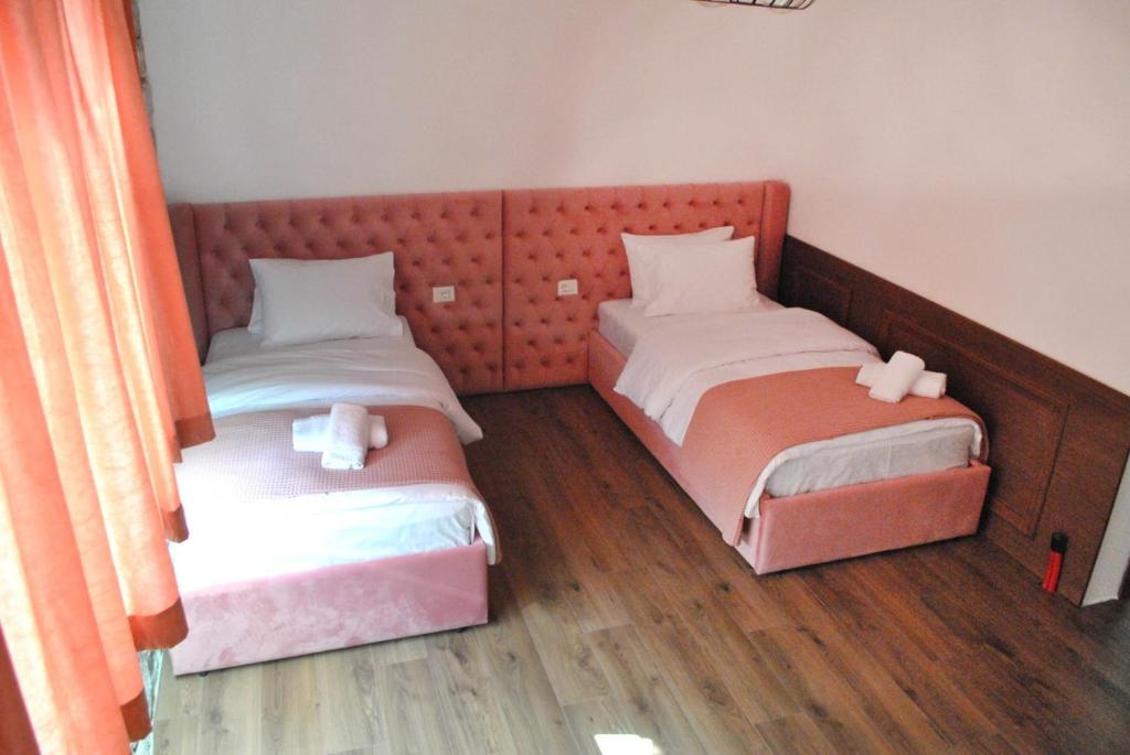 Postel nebo postele na pokoji v ubytování Boutique Vila FIDANI