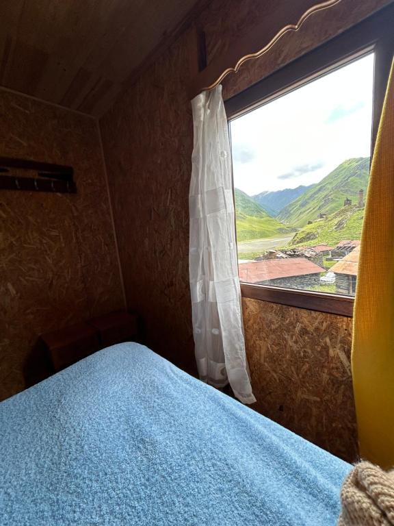 Vista generica sulle montagne o vista sulle montagne dall'interno dell'ostello