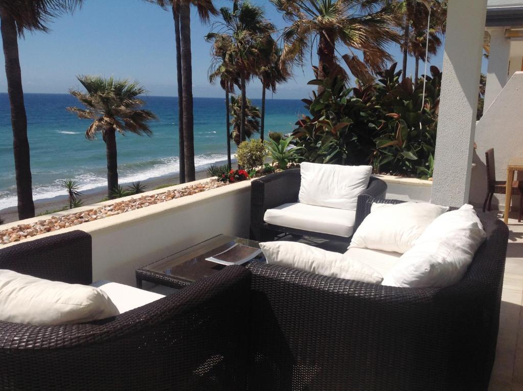 balcón con 2 sillas y vistas a la playa en Dominion Beach Apartment, en Estepona
