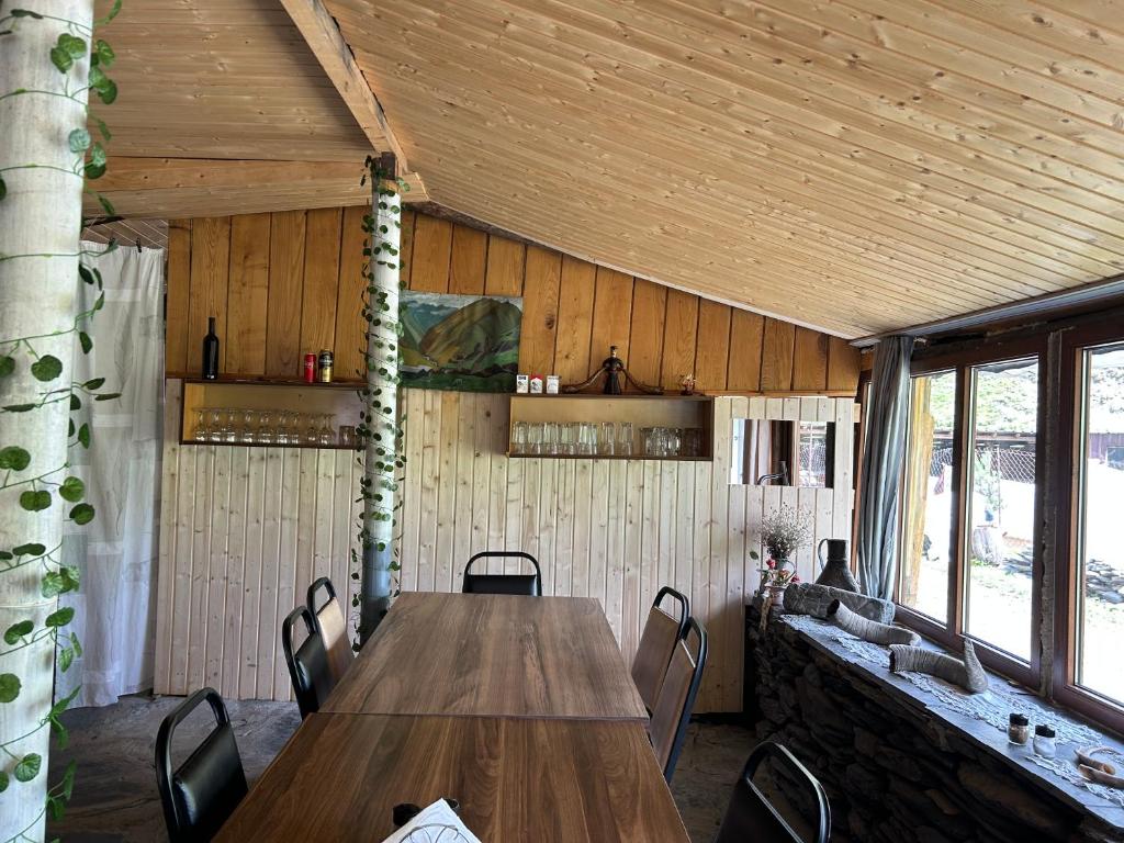 Cucina o angolo cottura di Shio's Stonehouse in Tusheti