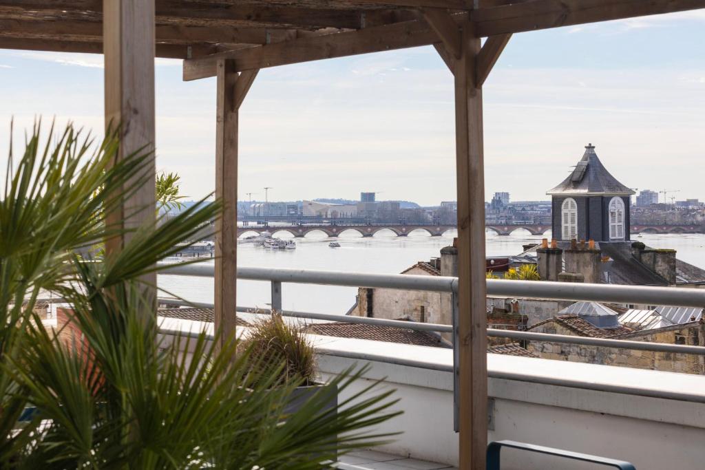 Una vista desde el balcón de un edificio con vista al río. en Hotel Indigo Bordeaux Centre Chartrons by IHG, en Burdeos