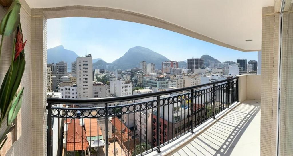 uma varanda com vista para a cidade em Ipanema Wave Apart Hotel de Luxo Y11-005 no Rio de Janeiro
