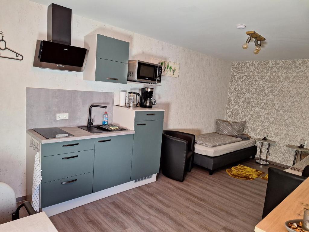 Habitación pequeña con cocina y cama en Pension Eichsfeld Zimmer 2 Komfort en Breitenworbis