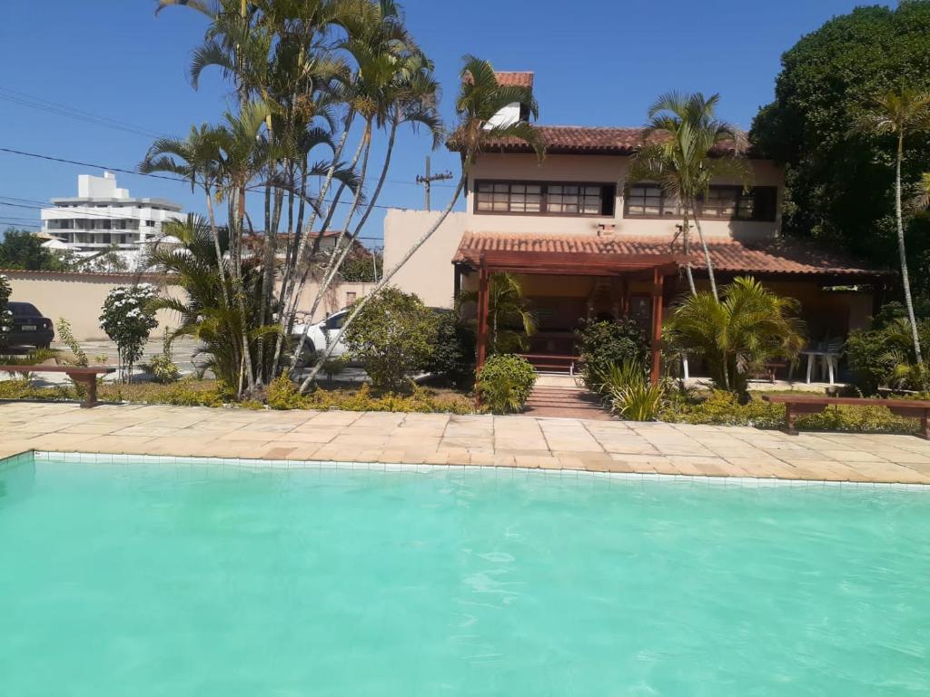 Kolam renang di atau di dekat Condomínio encantador com piscina em Itaúna