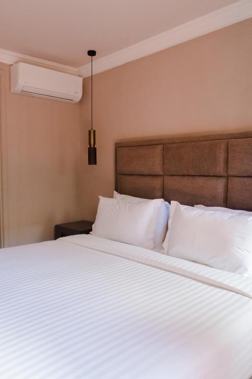 Postel nebo postele na pokoji v ubytování Mikaella Hotel
