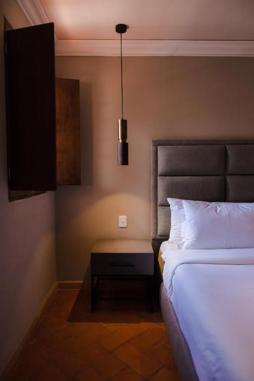 Postel nebo postele na pokoji v ubytování Mikaella Hotel