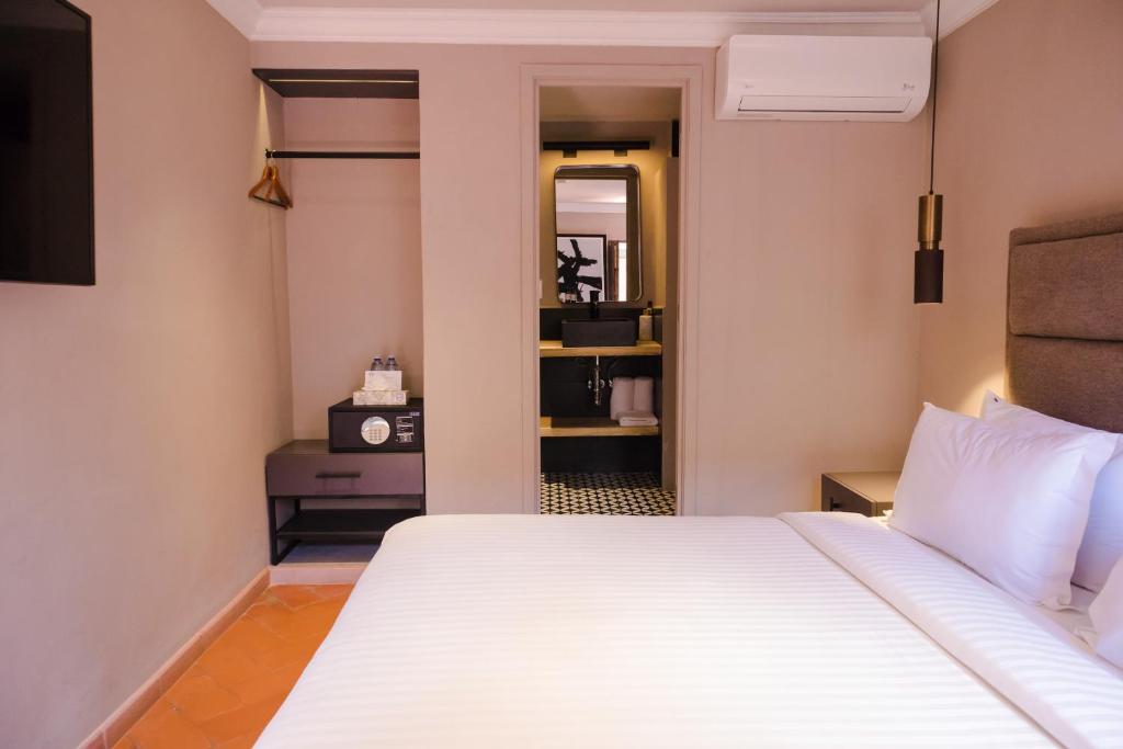 Postel nebo postele na pokoji v ubytování Mikaella Hotel