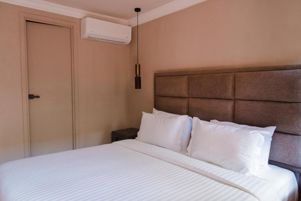 Postel nebo postele na pokoji v ubytování Mikaella Hotel