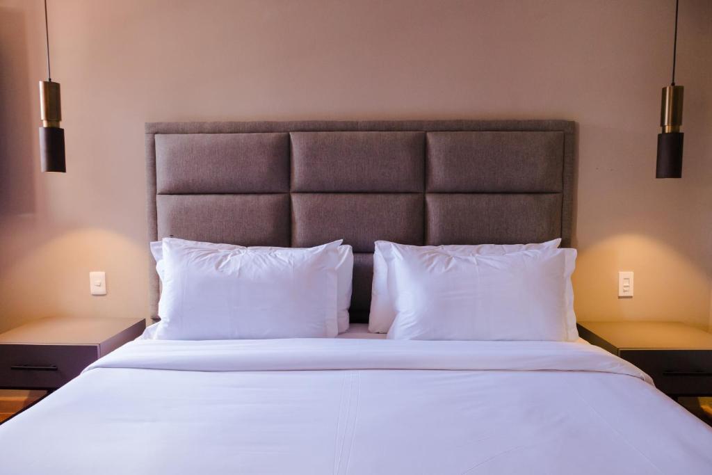 Postel nebo postele na pokoji v ubytování Mikaella Hotel