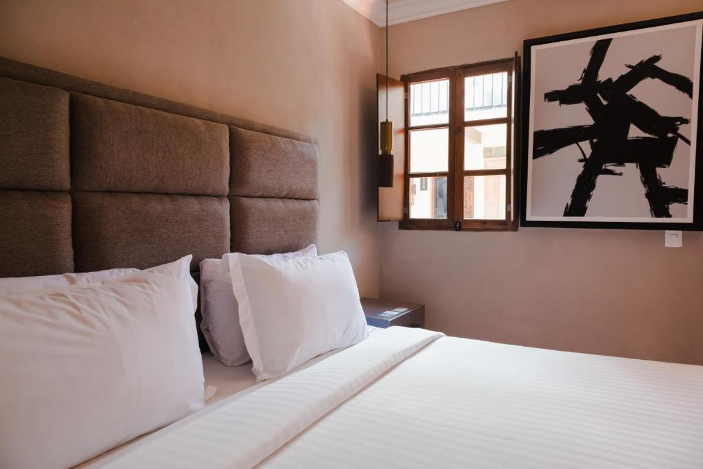 Postel nebo postele na pokoji v ubytování Mikaella Hotel