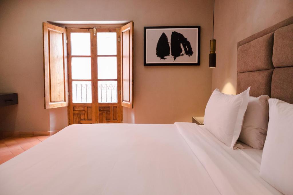 Postel nebo postele na pokoji v ubytování Mikaella Hotel
